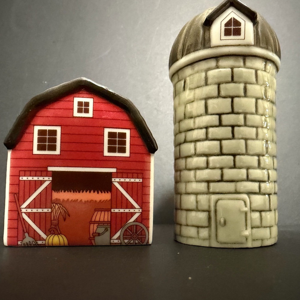 Department 56 Barn & Silo Salt & Pepper Shakers